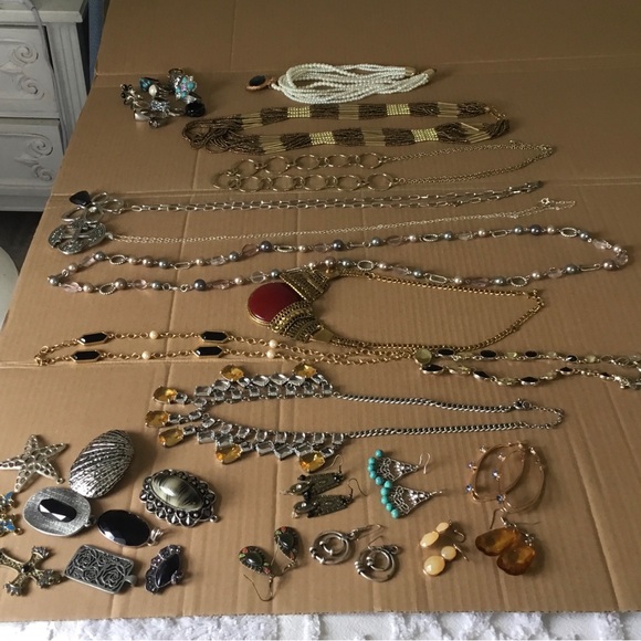 Large Lot of Women’s Fashion Jewelry (Pre-owned) - Picture 1 of 12